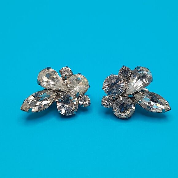 Vintage Weiss Unsigned Clear Rhinestone Cluster Silver Tone Clip On Earrings - Picture 9 of 11